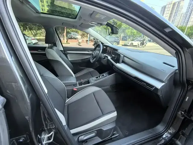 VOLKSWAGEN GOLF 2023
