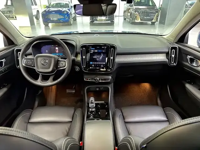 VOLVO XC40 2023