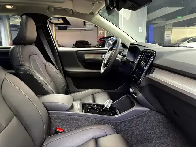 VOLVO XC40 2023