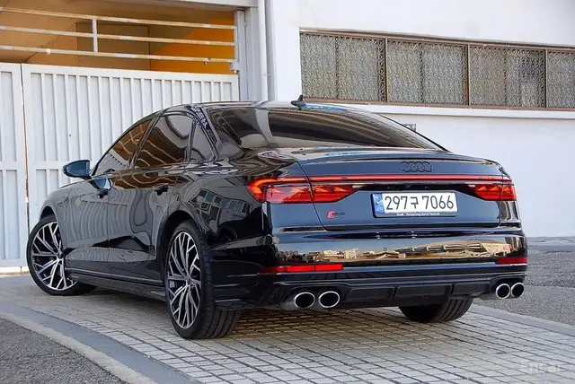 AUDI S8 2023
