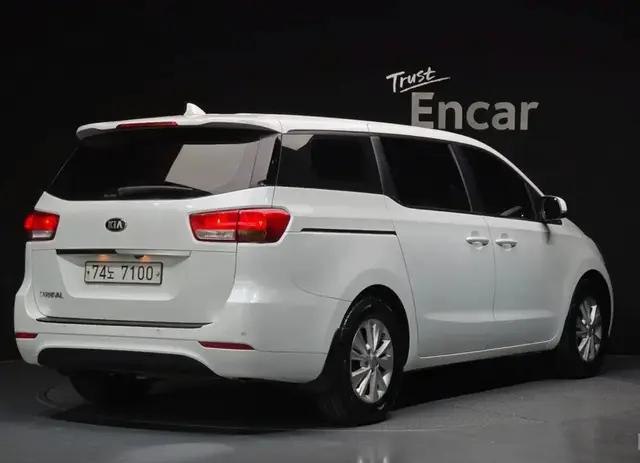 KIA CARNIVAL 11-SEATER DELUXE 2015