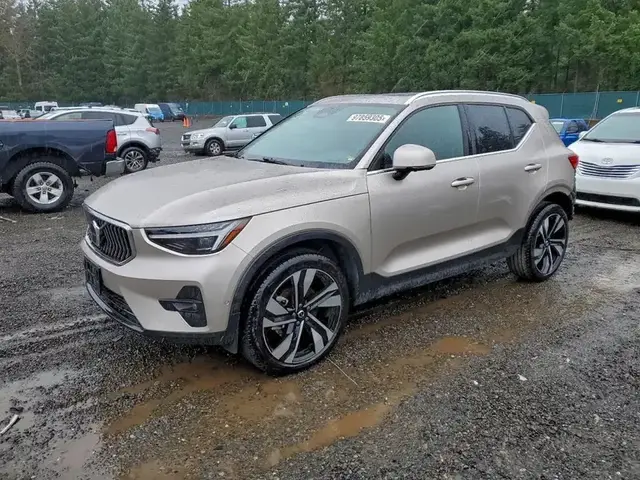 VOLVO XC40 2022