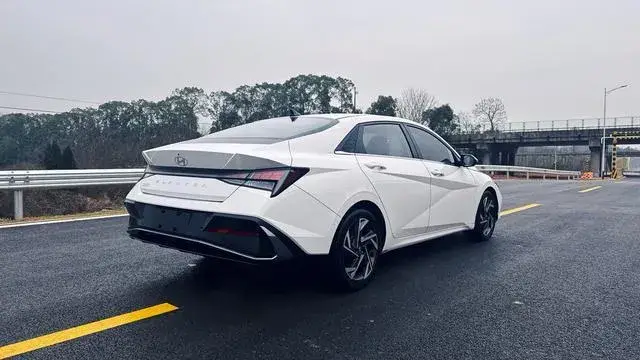 HYUNDAI ELANTRA 2023