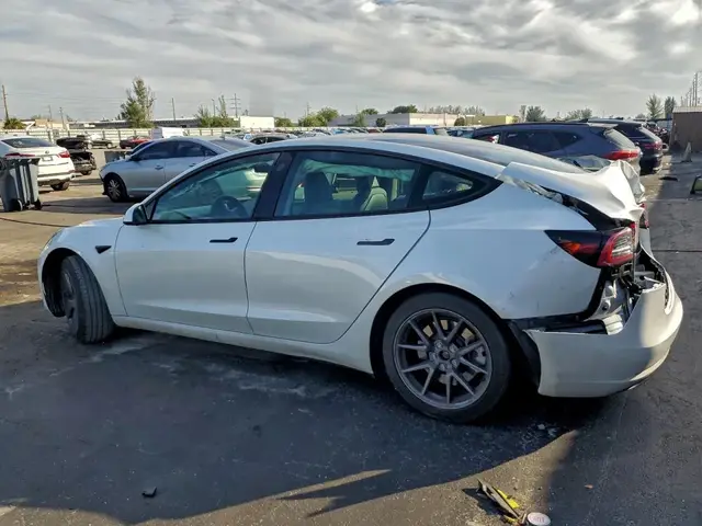 TESLA MODEL 3 2023
