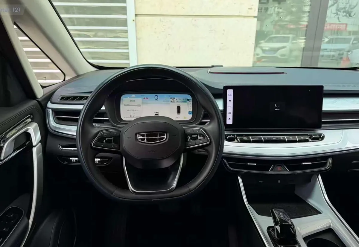 GEELY JIAJI L PREMIUM EDITION (КОЖАНЫЙ САЛОН ПАНОРАМНАЯ КРЫША ЦИФРОВАЯ ПАНЕЛЬ КЛИМАТ-КОНТРОЛЬ ДЛЯ ВСЕХ РЯДОВ СИДЕН 2022