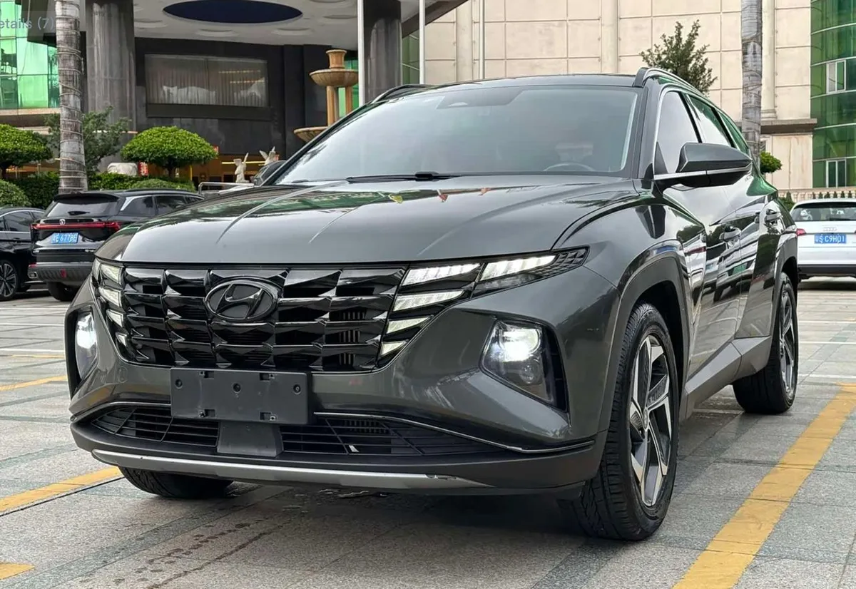 HYUNDAI TUCSON LUX PREMIUM EDITION (УДЛИНЕННАЯ ВЕРСИЯ L УДЕРЖАНИЕ В ПОЛОСЕ LANE KEEPING ASSIST ПРЕДУПРЕЖДЕНИЕ О ВЫХ 2023