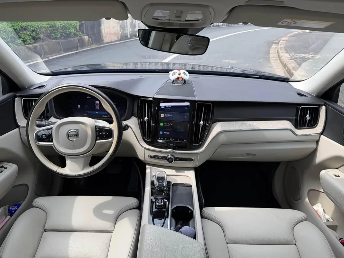 VOLVO XC60 PLUG-IN HYBRID T8 2022