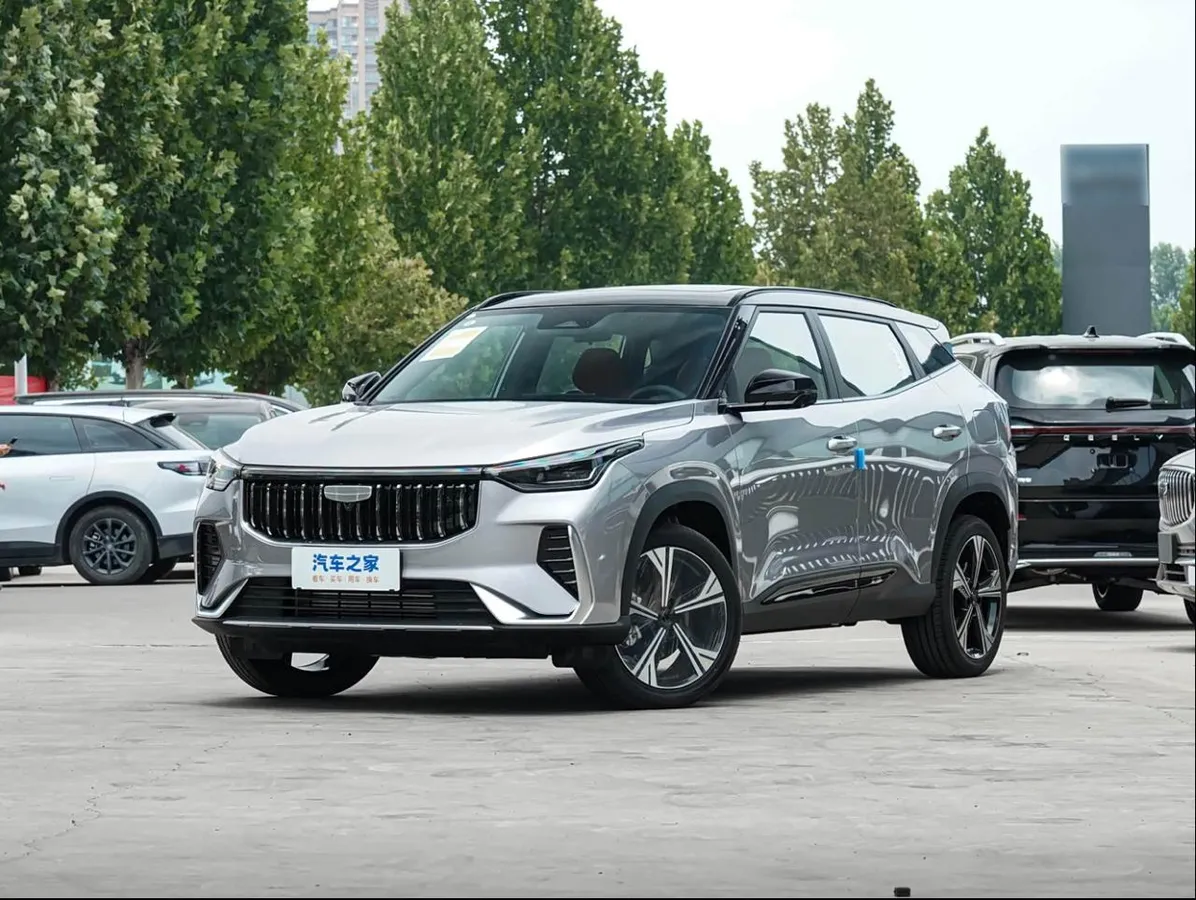 GEELY BOYUE МАКСИМАЛЬНАЯ ВЕРСИЯ BELOVED (LONGTENG). ТУРБОМОТОР НА 181 Л.С. (290 Н М). ОГРОМНЫЙ ВЕРТИКАЛЬНЫЙ ДИСП 2026