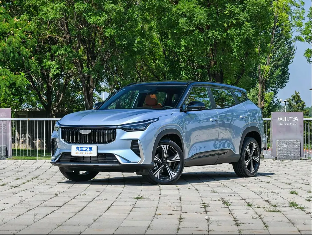 GEELY BOYUE МАКСИМАЛЬНАЯ ВЕРСИЯ BELOVED (LONGTENG). ТУРБОМОТОР НА 181 Л.С. (290 Н М). ОГРОМНЫЙ ВЕРТИКАЛЬНЫЙ ДИСП 2026