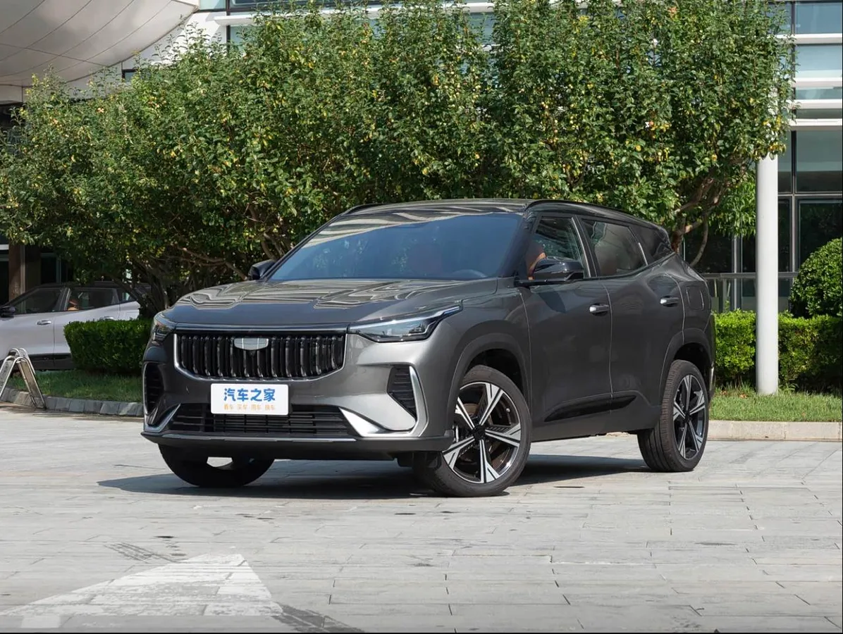 GEELY BOYUE МАКСИМАЛЬНАЯ ВЕРСИЯ BELOVED (LONGTENG). ТУРБОМОТОР НА 181 Л.С. (290 Н М). ОГРОМНЫЙ ВЕРТИКАЛЬНЫЙ ДИСП 2026