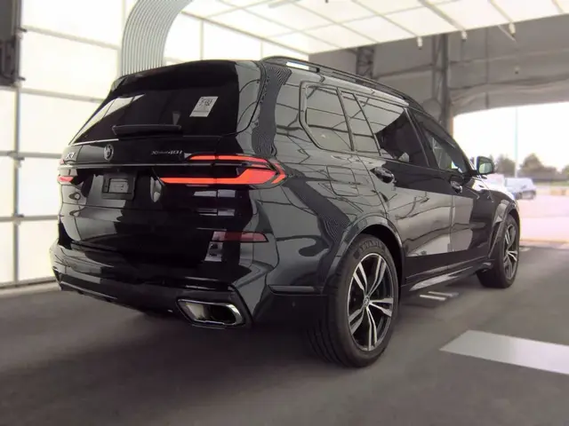 BMW X7 SPORTS ACTIVITY VEHICLE 2023