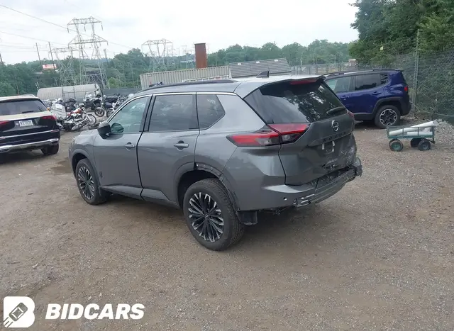 NISSAN ROGUE DARK ARMOR 2026