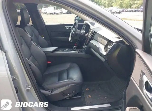 VOLVO XC60 B5 CORE DARK THEME 2023