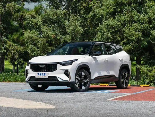GEELY BOYUE МАКСИМАЛЬНАЯ ВЕРСИЯ BELOVED (LONGTENG). ТУРБОМОТОР НА 181 Л.С. (290 Н М). ОГРОМНЫЙ ВЕРТИКАЛЬНЫЙ ДИСП 2026