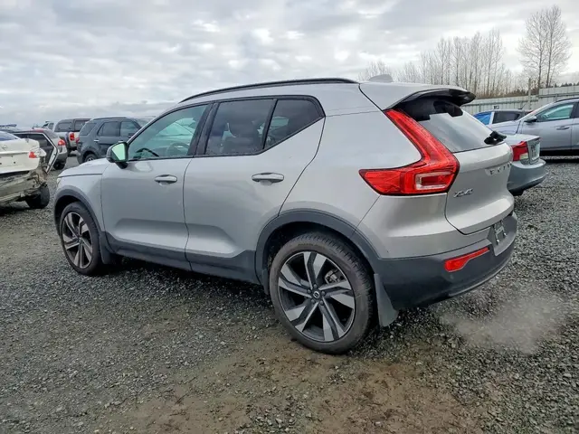 VOLVO XC40 2023