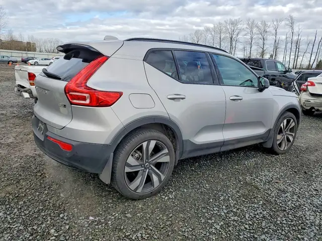 VOLVO XC40 2023