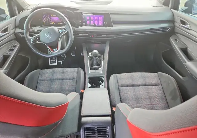 VOLKSWAGEN GOLF S 2024